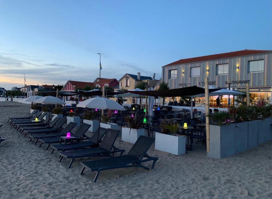 Acadie Saint Victor - Hotel Restaurant - Face Mer - Chatelaillon Plage Exteriör bild