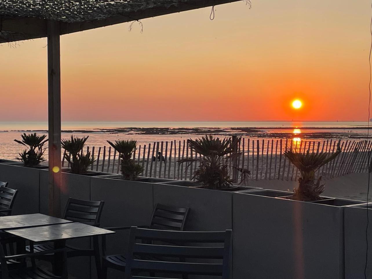Acadie Saint Victor - Hotel Restaurant - Face Mer - Chatelaillon Plage Exteriör bild