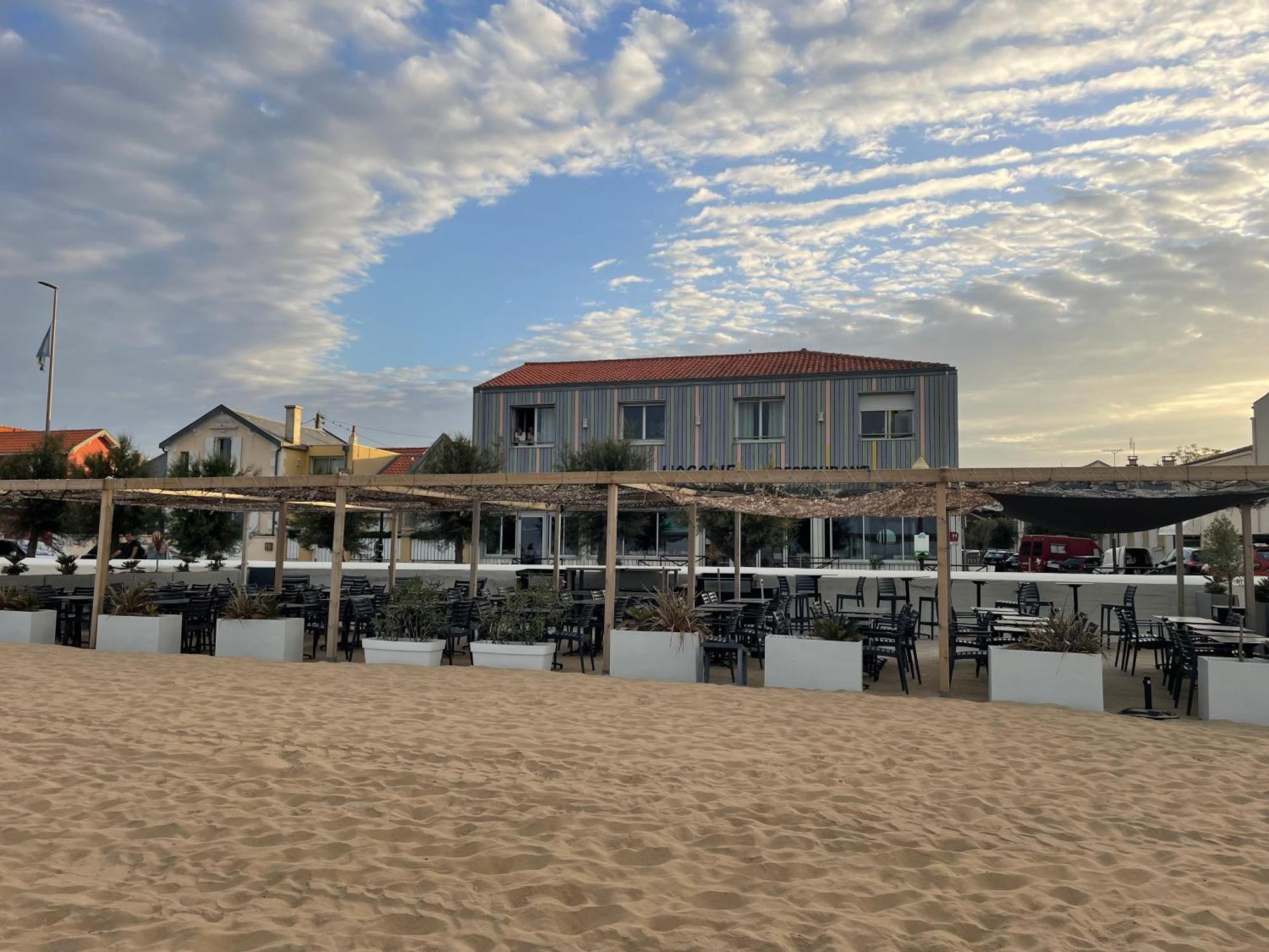 Acadie Saint Victor - Hotel Restaurant - Face Mer - Chatelaillon Plage Exteriör bild